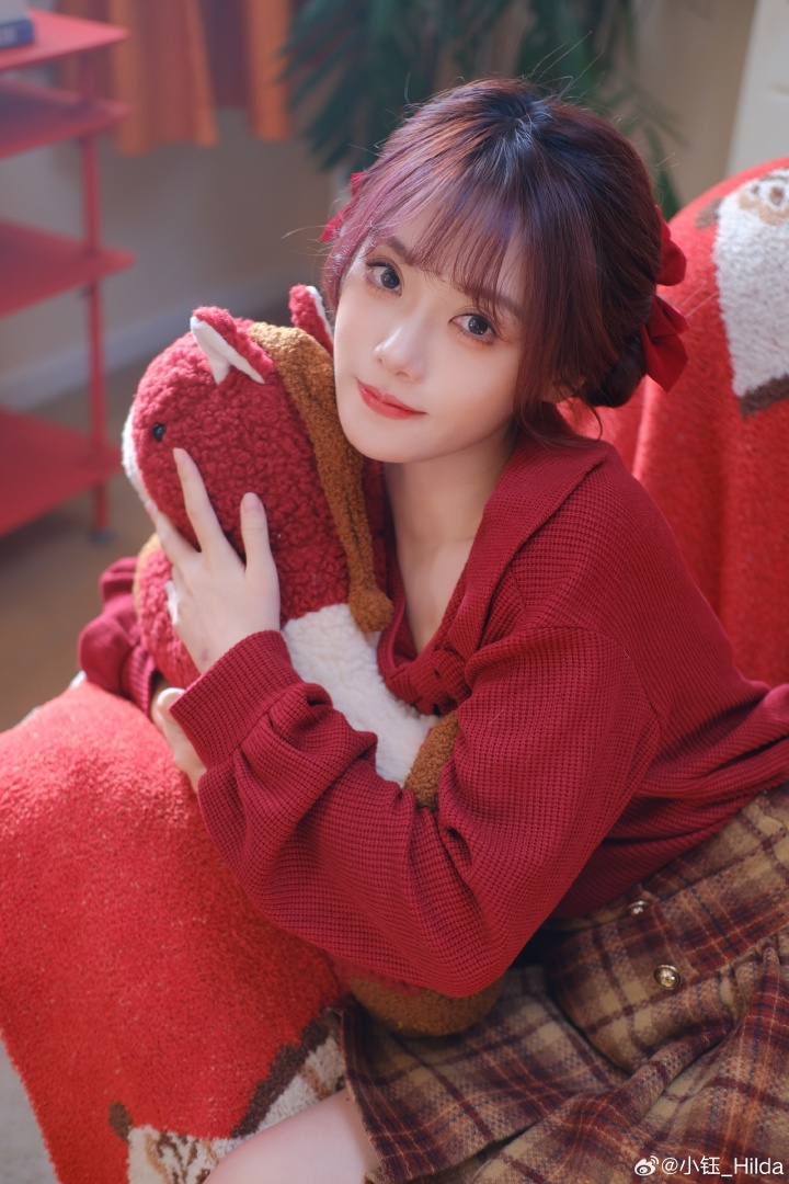 【蜗牛电竞】LPL女主持小钰晒照：迎财神咯~财神爷爷请多来！！！