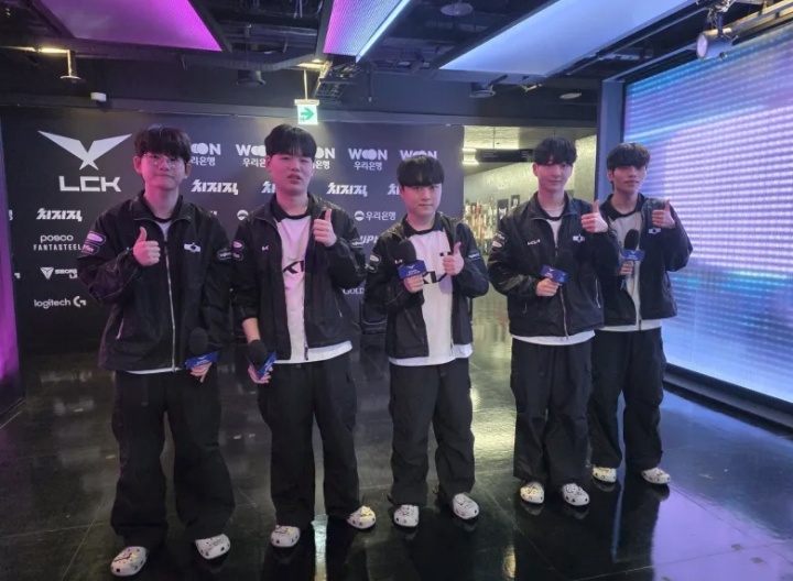 【蜗牛电竞】DK管理层分享休息室赛后照片：打野和AD喜笑颜开~