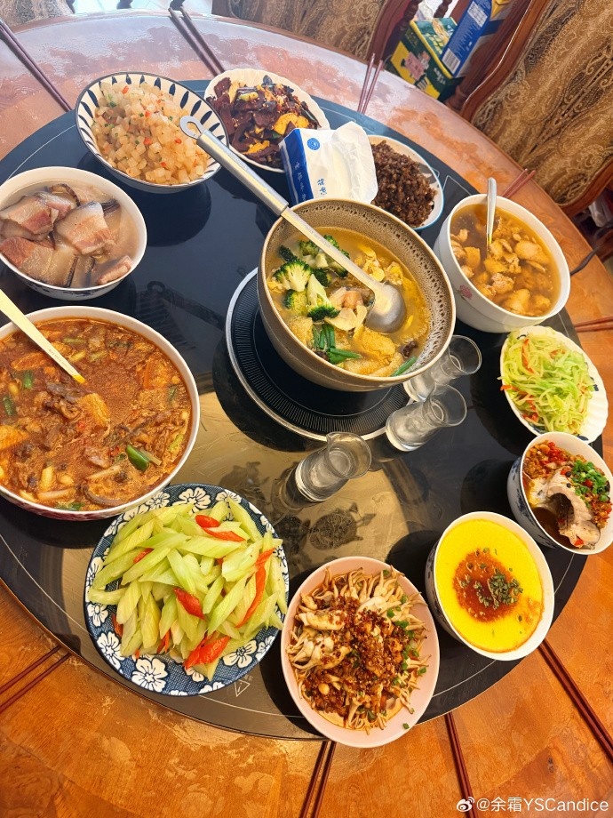 【蜗牛电竞】余霜分享美食照片：过年真的吃太好😭萍乡菜yyds！！