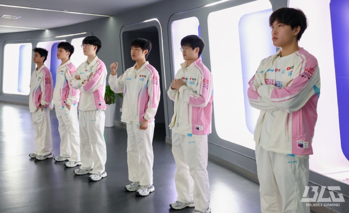 【蜗牛电竞】二次元这一块！BLG官方分享赛后海贼王经典站位合影：一步一个脚印！