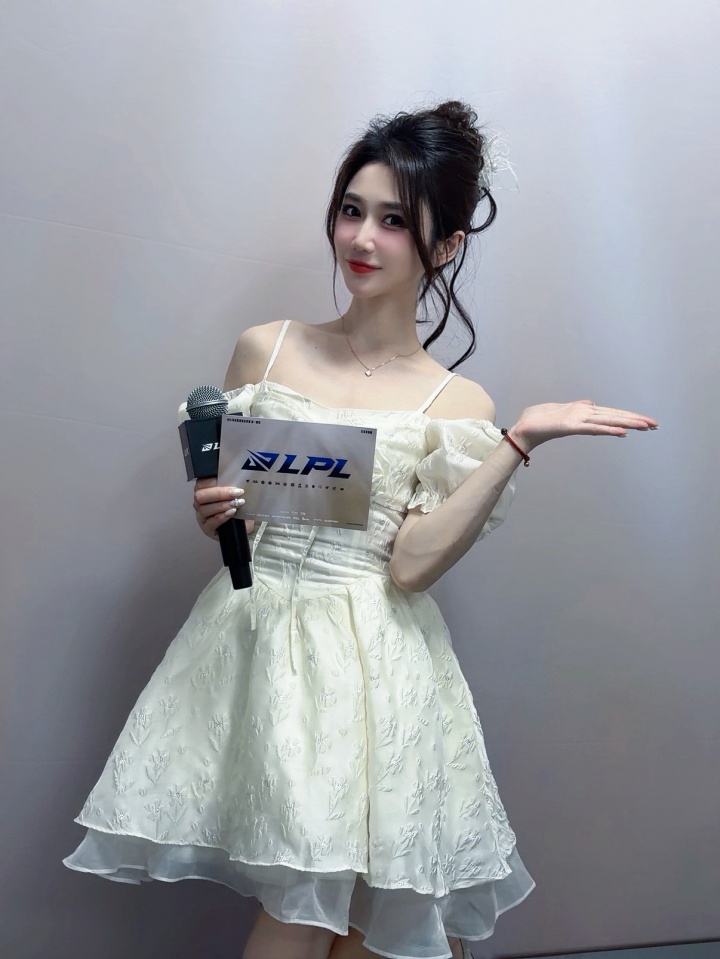 【蜗牛电竞】主持小悠珊珊更博晒照：最快的一集！已经闪现到高铁站了