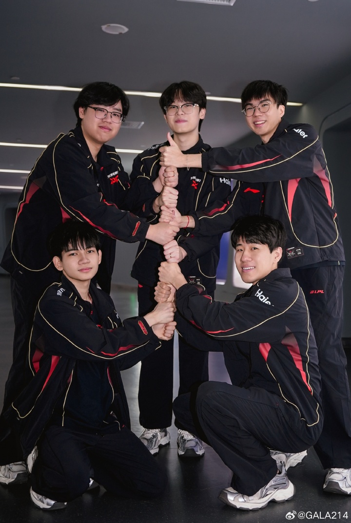 【蜗牛电竞】GALA赛后晒JDG全员合影：兄弟们打得好啊，再继续加油