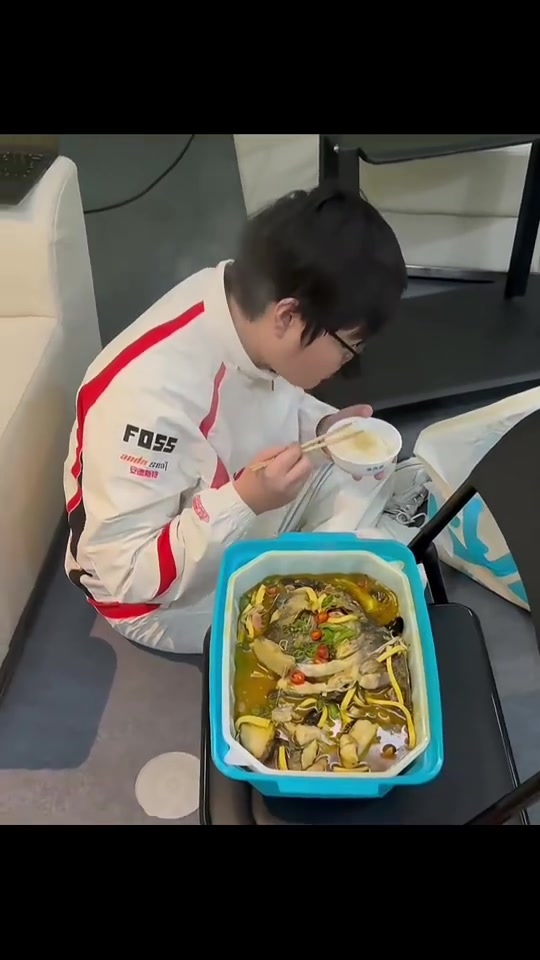 【蜗牛电竞】TES发布视频：先吃饭吧(候场的69版）