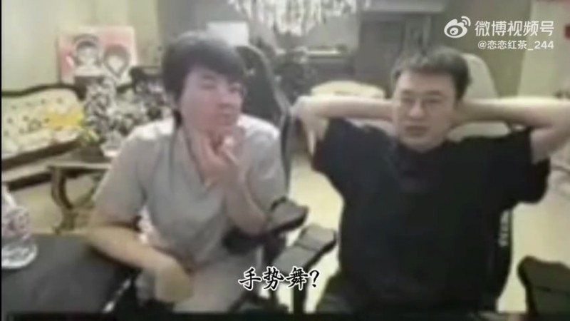 【蜗牛电竞】在研究新的手势舞👀xiaohu：比赛成绩好才能发，没成绩发了干啥