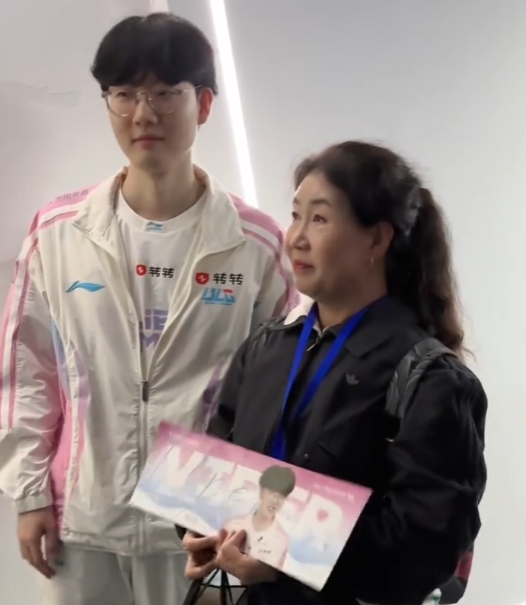 【蜗牛电竞】BLG分享视频：Viper妈妈也来到苏州决赛现场，为儿子和BLG加油