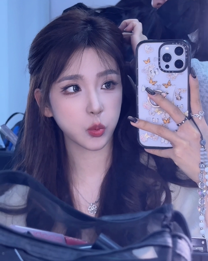 【蜗牛电竞】解说Rita更博晒照：昨儿 谢谢 很开心