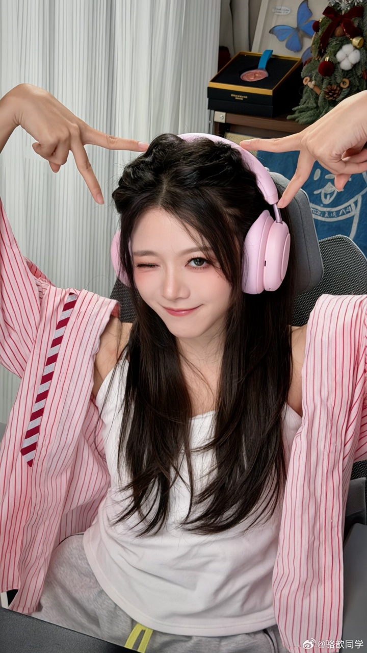 【蜗牛电竞】等你下播❤️骆歆更博晒照：你耳机听什么 能不能告诉我～