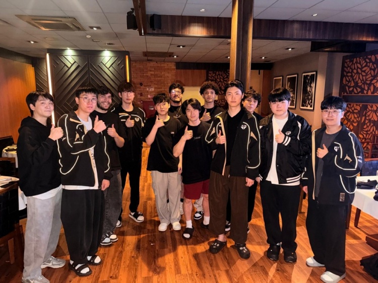 【蜗牛电竞】LOUD分享照片:和GEN选手们一起聚餐