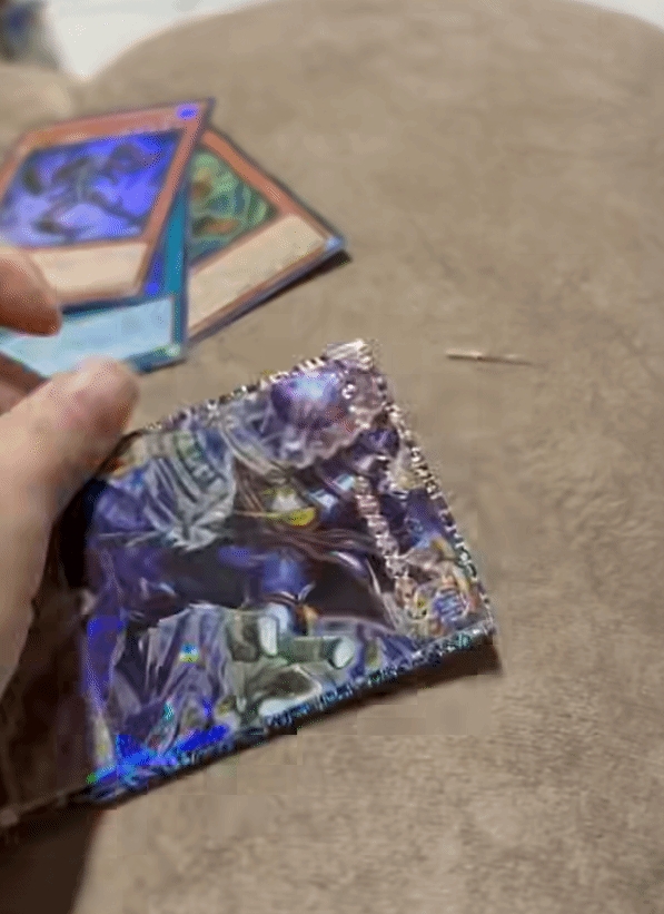 【蜗牛电竞】最惨一剪没!玩家失手剪坏价值25万元的卡:直接疯了😂