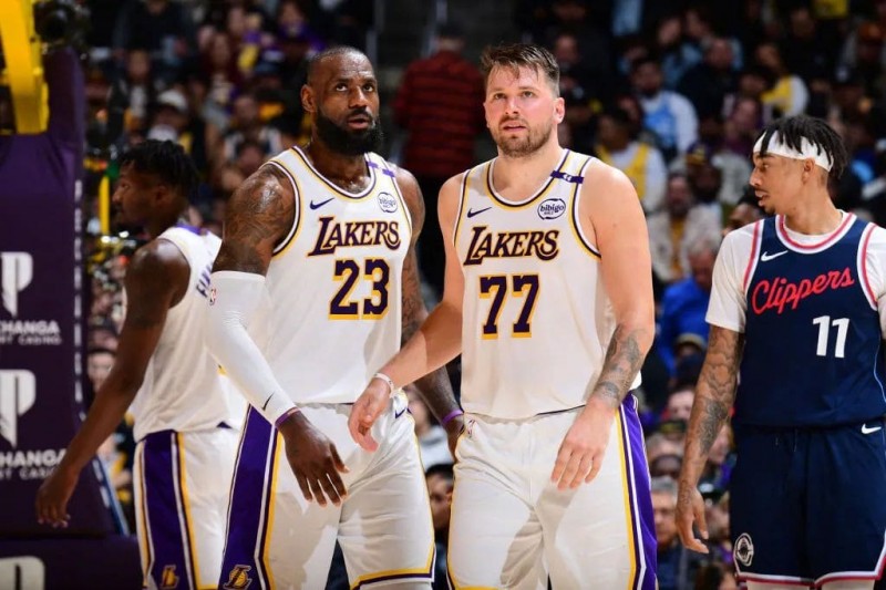 【蜗牛电竞】焦点球星连续出场，状态起伏引发热议