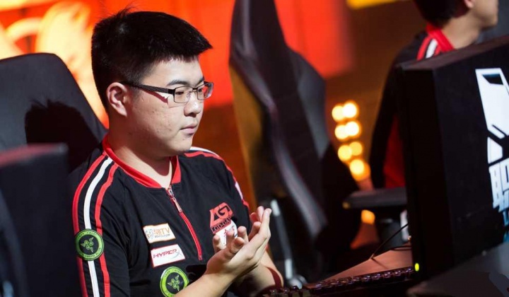 【蜗牛电竞】德州之夜？网友控诉韦神欠债：玩石头剪刀布一把最高10w，打牌欠了1000w！