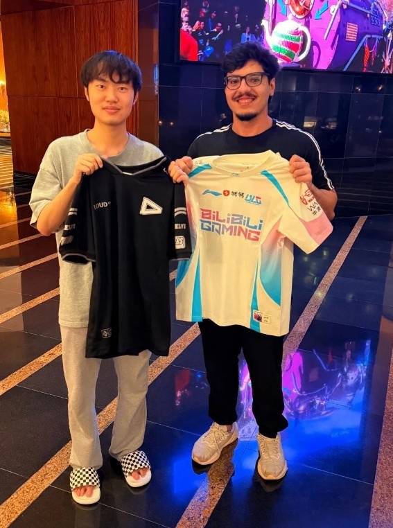 【蜗牛电竞】LOUD中单Envy分享与Knight合照并配文：LPL的王