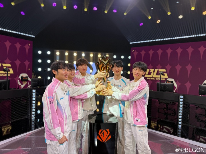 【蜗牛电竞】BLG辅助ON晒出捧杯照片:“(这冠军)不简单呀”