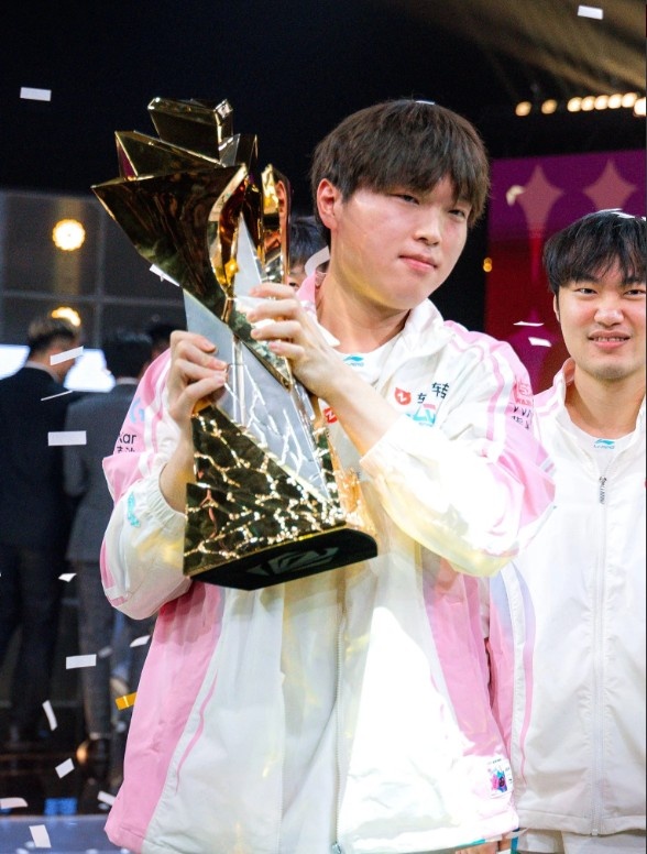 【蜗牛电竞】官方认证！LOL官方分享Bin捧杯照：世界第一上单