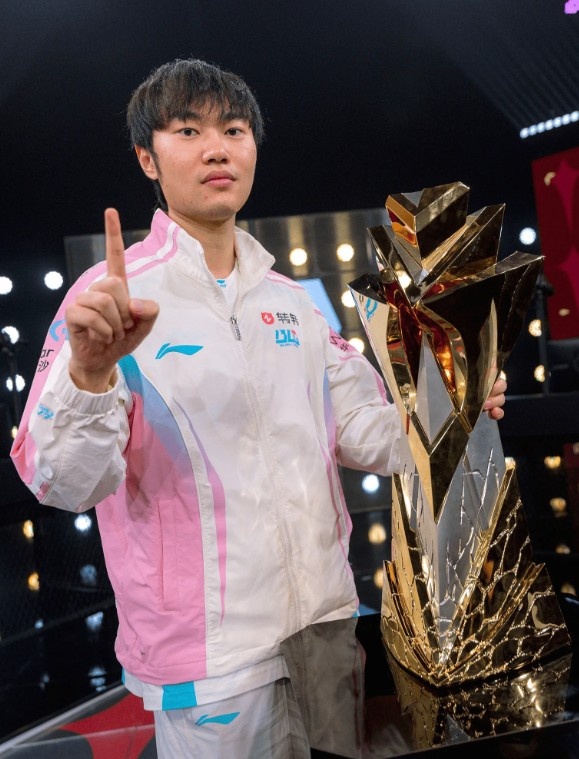 【蜗牛电竞】LOL官推分享Knight赛后照片:黄金左手再添一座国际赛事冠军奖杯
