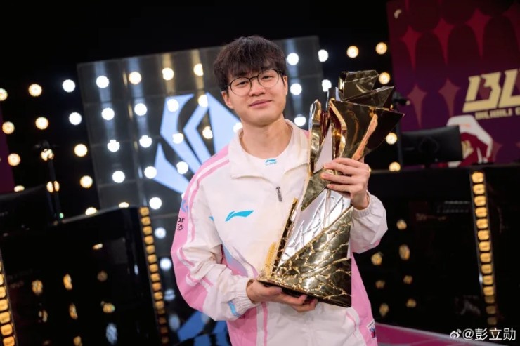 【蜗牛电竞】夺得先锋赛冠军后,Xun社媒分享自己赛后捧杯照