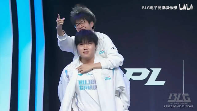 【蜗牛电竞】威朗普我们走！  两年前的今天Bin在LPL的舞台背着Xun出场！