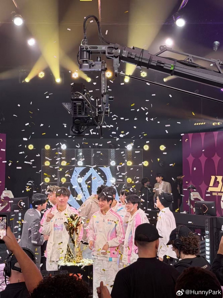 【蜗牛电竞】BLG翻译谈先锋赛心路历程:带着荣耀踏上归途,暂别这段热血征程