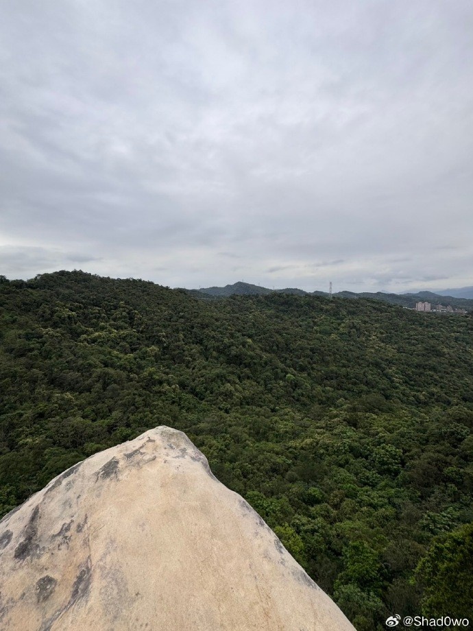 【蜗牛电竞】Shad0wo分享生活照：团建爬山日，依旧是体力最差的