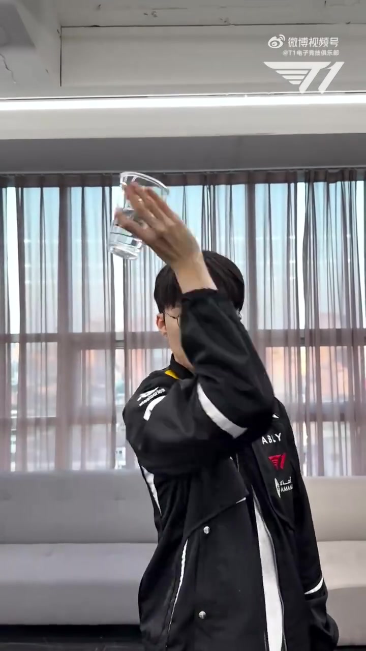 【蜗牛电竞】T1分享Faker、Peyz整活：我们选手们喝水都是这样喝的呀
