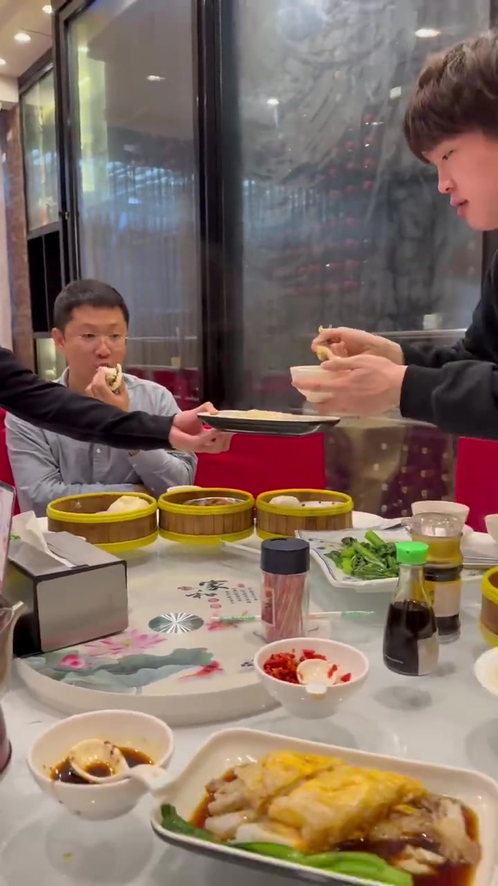 【蜗牛电竞】BLG更新视频：到达巴西的选手/工作人员正在吃广式茶点~