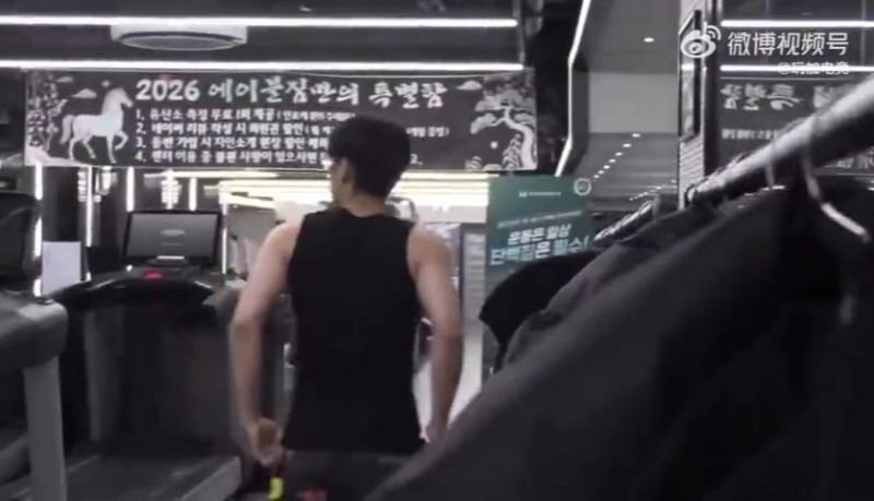 【蜗牛电竞】Oner分享健身房动态：面不改色的推了5KG；Untara在旁边已看呆