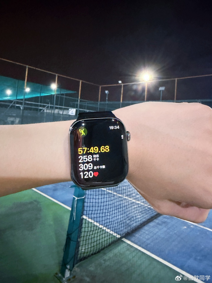 【蜗牛电竞】主持骆歆更博晒照：今天网球复健 打完直接连手机都举不起来