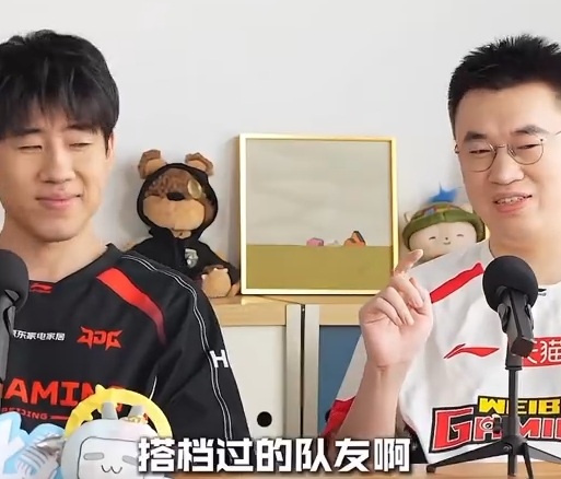 【蜗牛电竞】暗示谁呢?xiaohu:我搭档过的队友很多玩卡莎的 和他们都说别飞 下一秒就飞了