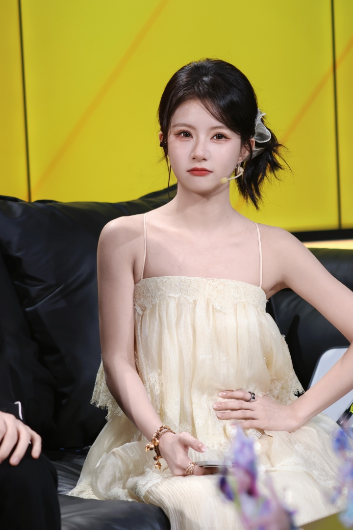 【蜗牛电竞】美的😍和平精英解说方游晒照:如果你也刚好抬头看!