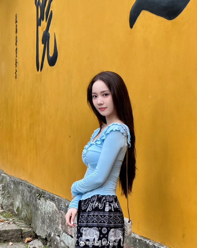 【蜗牛电竞】无畏契约主持人戈曼妮晒照：风吹起来 地上都是花瓣和树叶的季节  ​​​