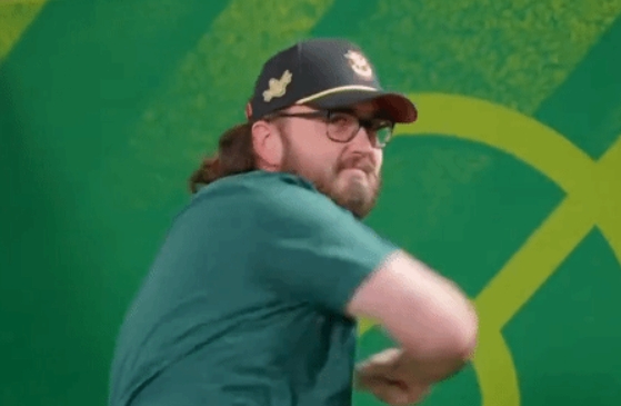 【蜗牛电竞】离谱！电竞冠军因庆祝动作被判负 空中挥拳时可能干扰到对手