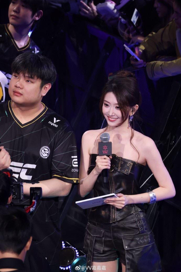 【蜗牛电竞】无畏契约主持人唯嘉晒照:这种离观众很近的感觉,确实很棒!