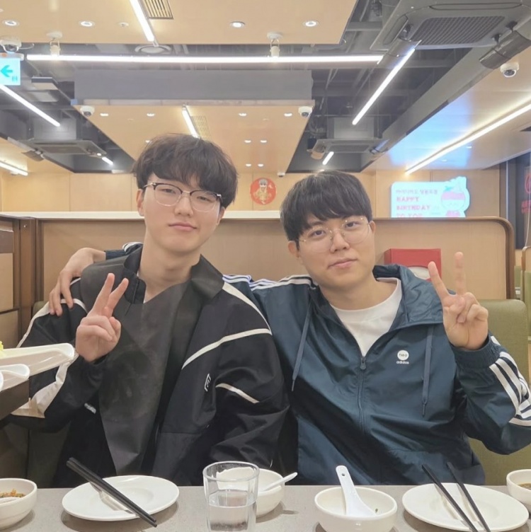 【蜗牛电竞】Cuzz分享与PerfecT聚餐合照：和昇玟一起