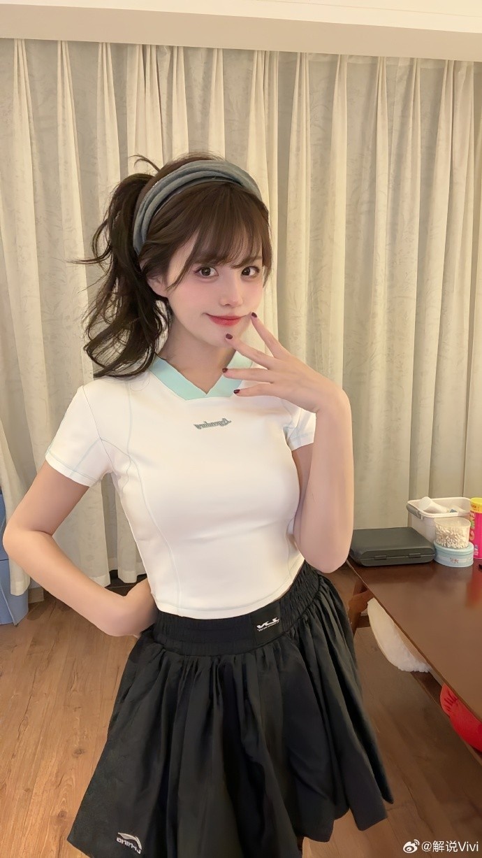 【蜗牛电竞】无畏契约主持ViVi晒照:我的夏日ootd中最喜欢的一套