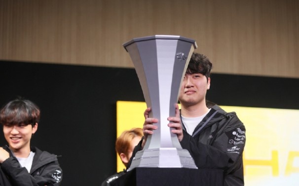 【蜗牛电竞】韩媒记者:BFX更换了对阵DNS的首发中单 Daystar替换Vicla