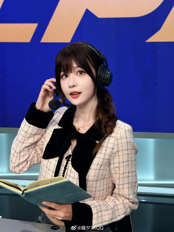 【蜗牛电竞】LPL美女解说瞳夕晒照：OL套装~我下班咯~