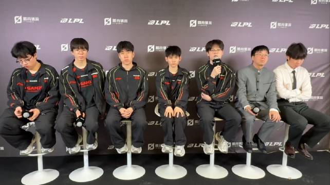 【蜗牛电竞】Vampire：赛前也想到他们是主打下路的队伍 我们自己下路发挥的不好吧