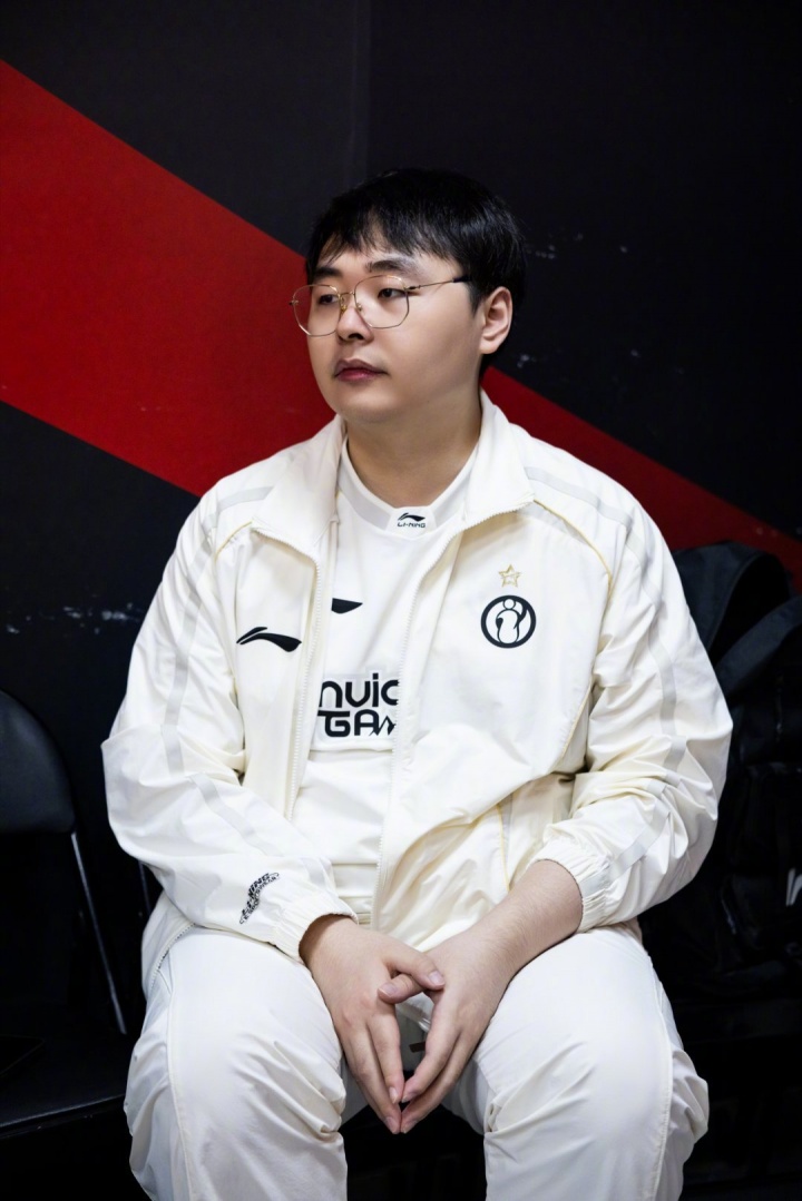 【蜗牛电竞】不敌BLG惨遭淘汰！就赛场表现来看 吧友们觉得iG失利谁问题最大？