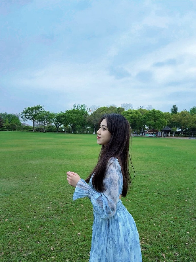 【蜗牛电竞】前LPL解说suki晒照：在你眼中我是谁