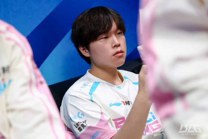 【蜗牛电竞】被对位差距！Bin两局比赛0击杀 屡屡阵亡战绩合计0-12-6！