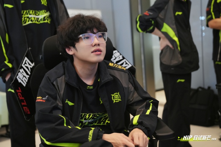 【蜗牛电竞】亚运AD非你莫属？Assum对线碾压Viper 两局狂轰17-6-13的华丽战绩