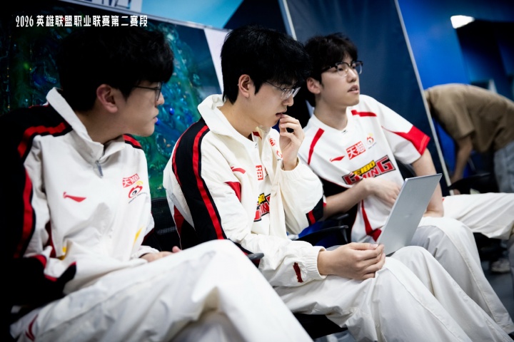 【蜗牛电竞】错误的五个人？WBG本赛段战绩来到2胜6负，仅超越全败的WE