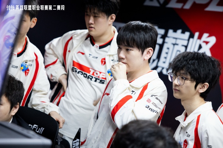 【蜗牛电竞】小局12连胜惨遭终结！TES上野组合被完爆，WBG双Poke拿下首局胜利