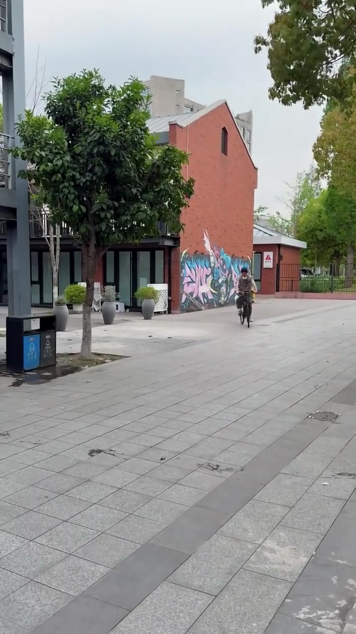 【蜗牛电竞】BLG分享日常视频：丹尼的才艺展示环节 🚲是圈恩的