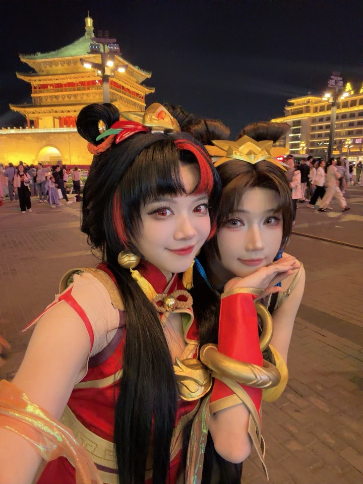 【蜗牛电竞】😍骆歆分享美照：五只不同颜色的拉克丝在西安钟楼随机出没~