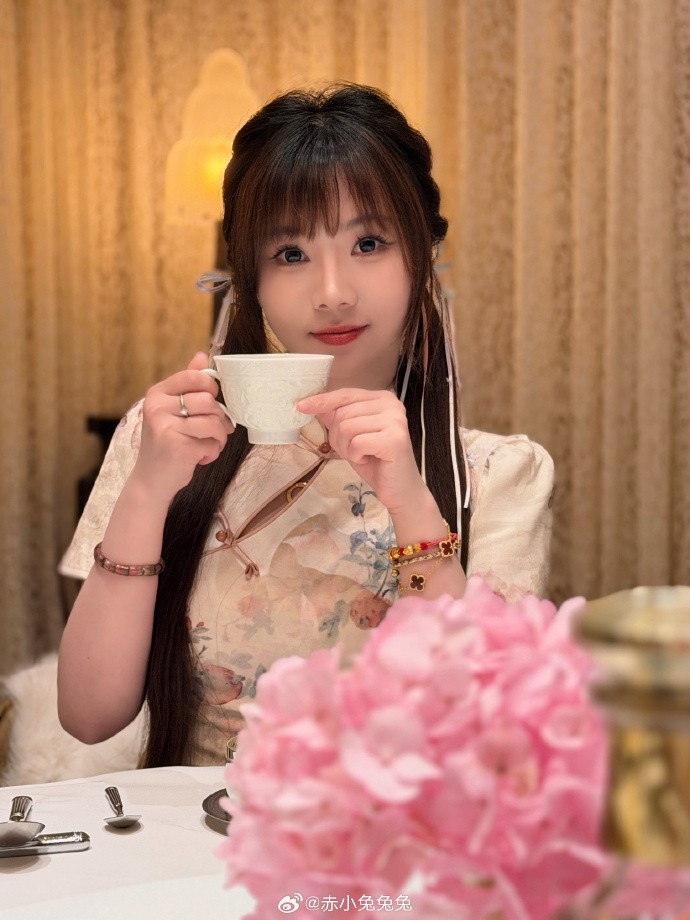 【蜗牛电竞】赤小兔分享照片:这瓶XO我以为送我的 结果只让我滴几滴在汤里