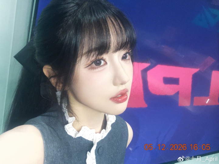 【蜗牛电竞】互动女主持人十月晒照：“弹幕说穿得像个羽毛球是什么意思~”
