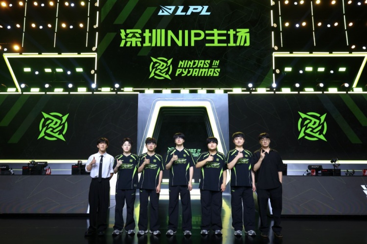 【蜗牛电竞】NIP官方赛场合照:深深浅浅是我们的步伐,高高远远是我们的仰望