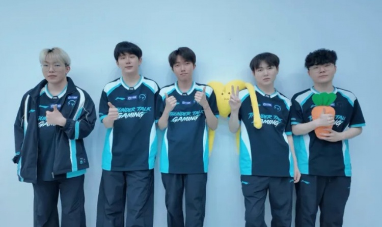 【蜗牛电竞】TT发布今日赛场合照:涅槃️➡️登峰!!我们做到了!!!