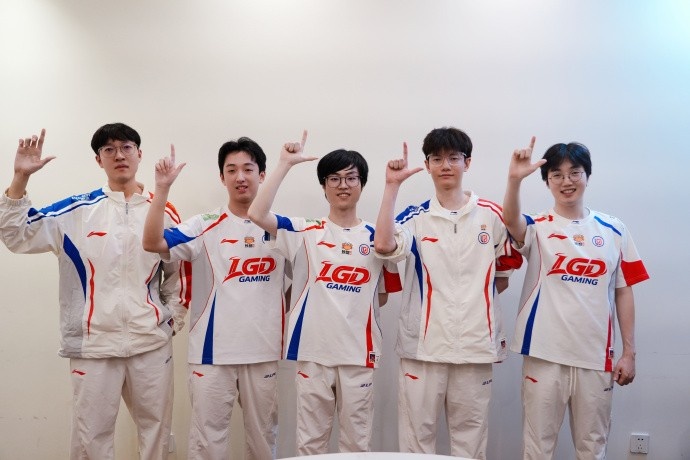 【蜗牛电竞】LGD晒选手合照:今天重新认识一下——这一支年轻的2026LGD